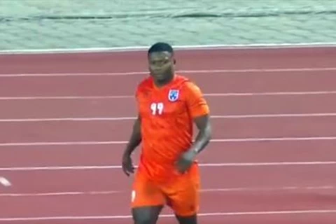 سجل وصنع وأهدر ركلة جزاء.. سامسون يتألق مع كاظمة في الدوري الكويتي (فيديو)